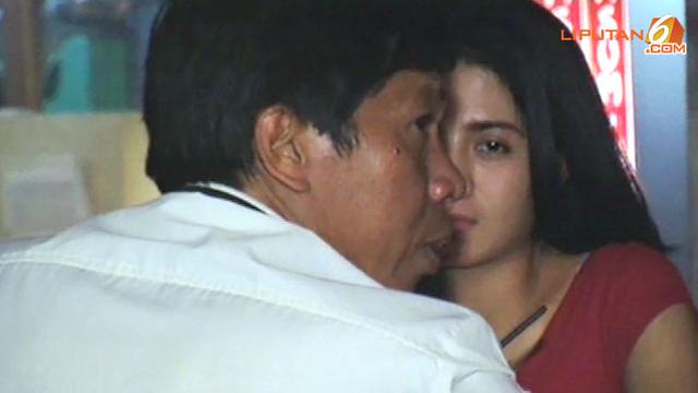 VIDEO: Kiwil dan Lina Marlina Mesra di Kafe - ShowBiz 