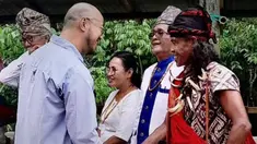 Komika Pandji Pragiwaksono menjalani sidang adat Toraja di Tongkonan Layuk Kaero, Sangalla, Sulawesi Selatan, terkait materi stand-up lamanya yang dianggap menyinggung tradisi Rambu Solo', dan menerima sanksi adat berupa denda satu babi serta lima ayam. 

Sidang Ma'Buak Burun Mangkali Oto' yang d...