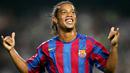 Ronaldinho - Pria berusia 41 tahun ini merupakan pemegang nomor 10 terbaik sebelum dikenakan Lionel Messi. Legenda Timnas Brasil ini menggunakan nomor punggung 10 pada tahun 2003-2008. v