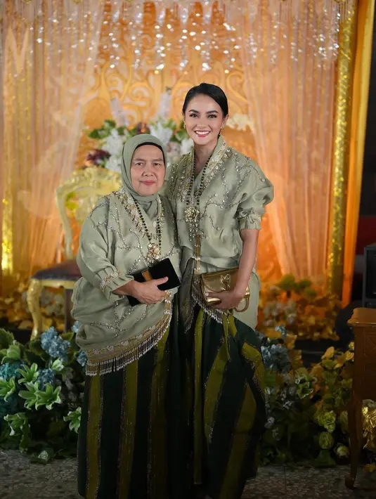 Dalam potret yang dibagikannya di akun Instagram pribadinya, terlihat Ririn yang menawan dalam balutan baju bodo berwarna hijau sage dan lipa sabbe warna hijau lumut. [@ririnekawati]