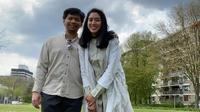 Panji dan istri sepulangnya dari salat Idul Fitri di Mescidi-Aksa (Masjid Turki) di Wegenstraat, dekat Den Haag Centrum, pada 11 Mei 2021. (Dok. Liputan6.com/Panji)