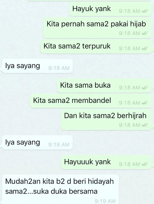 Dua tahun kemudian setelah bercerai, pemeran sinetron Emak Ijah Pengen ke Mekah itu tak lagi mengenakan hijab. Hal itu lantaran setelah nikah, harus membiayai anak semata wayangnya. (instagram/shintabachir86_real)