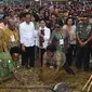 Presiden Joko Widodo dan Ibu Negara saat mengikuti ‎upacara Bakar Batu bersama masyarakat Pegunungan Tengah Papua di Stadion Mini Pendidikan, Distrik Wamena, Kabupaten Jayawijaya‎, Rabu (30/12). (Rumgapres)