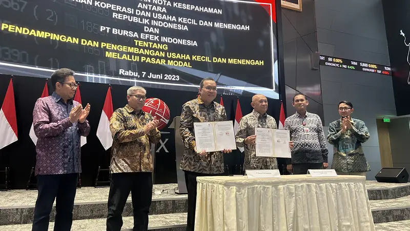 Penandatanganan Nota Kesepahaman antara Kementerian Koperasi dan Usaha Kecil, dan Menengah Republik Indonesia dan BEI tentang Pendampingan dan Pengembangan UKM melalui Pasar Moda, Rabu (7/6/2023). (Foto Liputan6.com/Elga N)