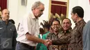 Presiden Jokowi bersalaman dengan pelatih timnas Indonesia Alfred Rield saat menyambut kedatangan rombongan timnas di Istana Merdeka, Jakarta, Senin (19/12). Jokowi mengundang pemain timnas Indonesia untuk makan siang bersama. (Liputan6.com/Faizal Fanani)