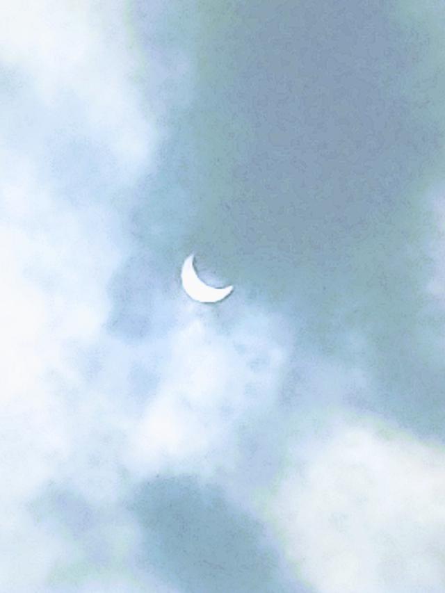 Gerhana Matahari di Jakarta. (Liputan6.com/Raden Trimutia Hatta)