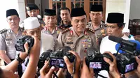 Wakapolri Komjen Pol. Syafruddin memberikan keterangan pers saat berkunjung ke Ponpes Buntet di Astanajapura, Cirebon, Jawa Barat, Jumat (25/11). Wakapolri meminta para Kiayi menjaga keutuhan NKRI. (Foto : Polri)