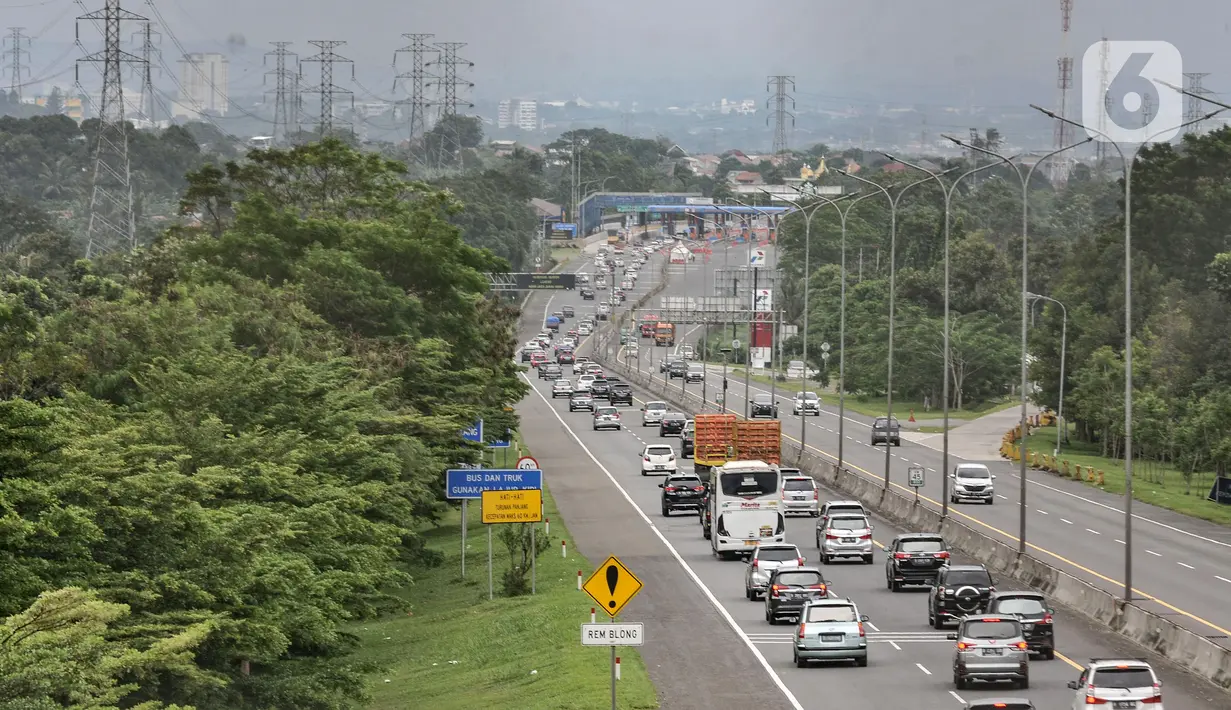 Arus kendaraan arah Jakarta saat melintas di Tol Jagorawi, Bogor, Jawa Barat, Minggu (2/1/2022). Sebanyak 137 ribu kendaraan masuk dari GT Cikampek Utama, GT Kalihurip Utama (arah Timur), GT Cikupa (arah Barat), dan GT Ciawi (arah Selatan). (merdeka.com/Iqbal S. Nugroho)