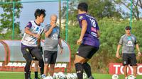 Pemain Timnas Thailand U-23 bersama sang pelatih, Alexandre Gama, saat sesi latihan jelang kualifikasi Piala AFC U-23 2020. (Bola.com/Dok. FAT)