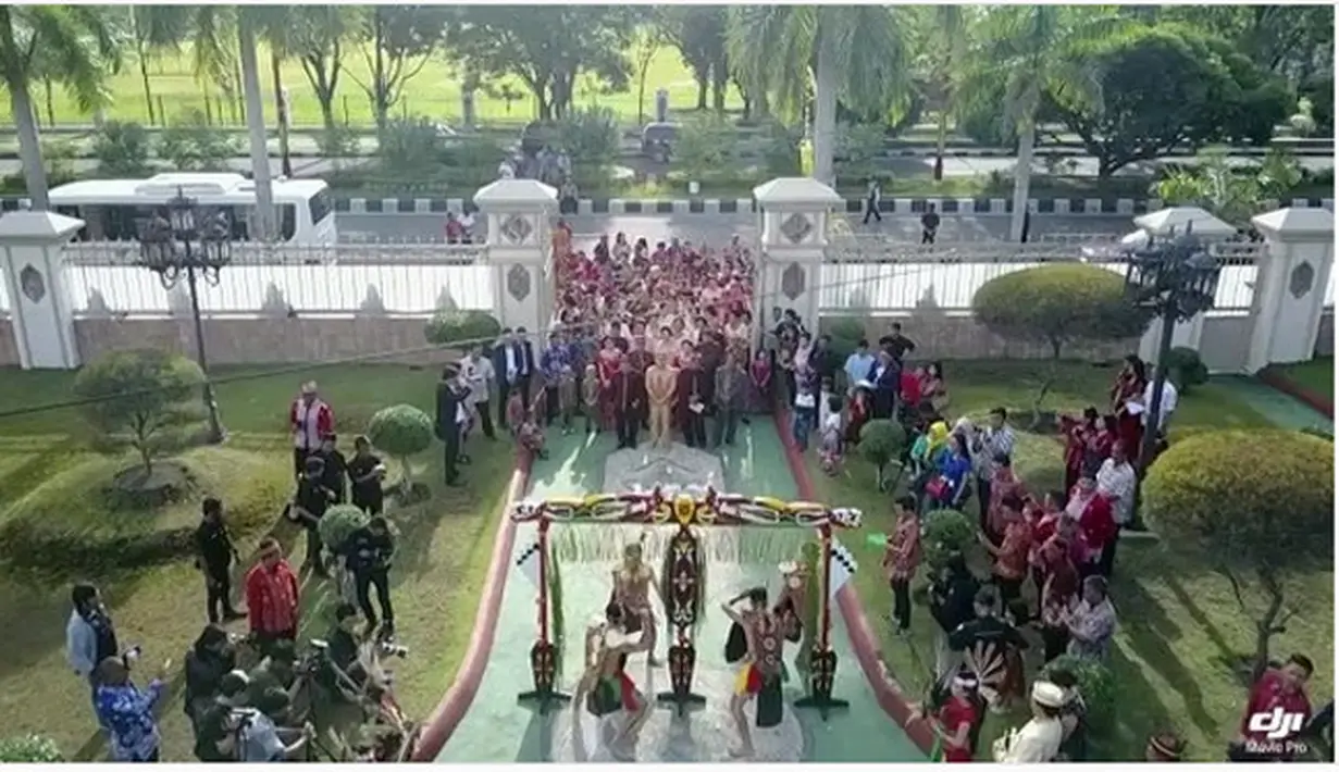 Rangkaian prosesi adat dilakukan mengawali pesinetron dan bintang film Kezia dan Axel itu menjalani acara yang sakral dalam janji sehidup semati. Kezia dan Axcel memakai adat Dayak, Kalimantan. (dok. Instagram/axcelkeziawedding)