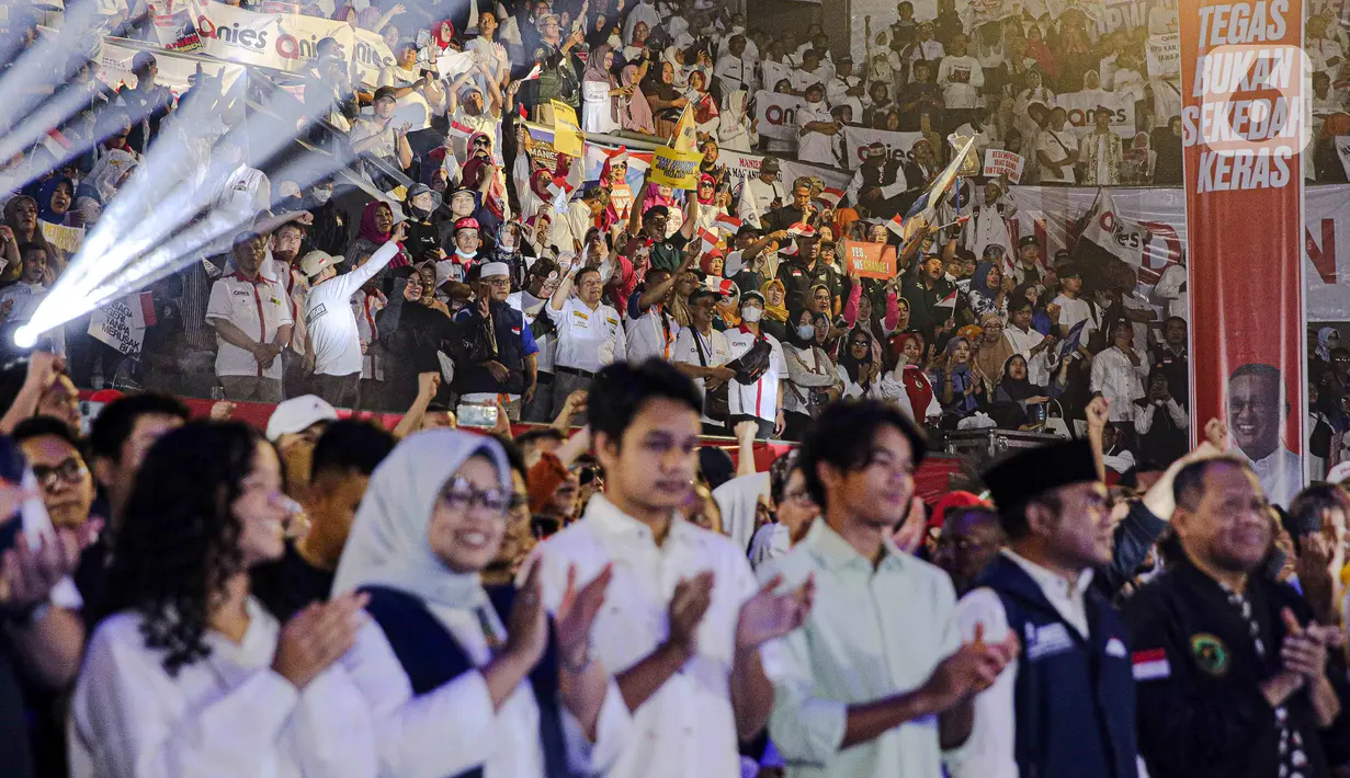 Para relawan membawa poster-poster yang bertuliskan dukungan kepada mantan Gubernur DKI Jakarta itu. Mereka berteriak nama Anies sembari menunggu jagoannya datang. (Liputan6.com/Faizal Fanani)