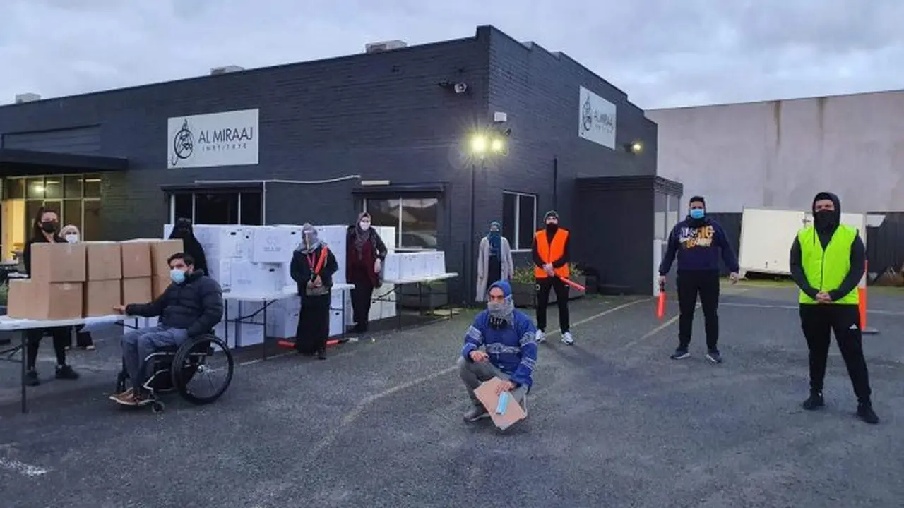 Sukarelawan Pusat Komunitas Relawan di Melbourne, Australia bersiap melayani drive-through Idul Adha. (Dok: PGCC)