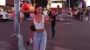 Liburan di New York, Erika Carlina kenakan sneakers untuk tampilan dualismenya. Ia pdaukan sneakers putih abu-abu dengan croptop baby doll dan baggy light jeans [@eri.carl]