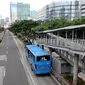 Transjakarta singgah di halte busway, Jakarta, Senin (11/7). Meski libur Idul Fitri telah usai namun beberapa ruas jalan di Jakarta masih lengang. (Liputan6.com/Helmi Afandi)