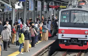 KRL Palmerah-Tanah Abang Terganggu Pagi Ini Imbas Kerumunan Orang