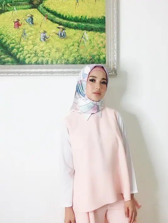 Chacha yang ditemui di kawasan Puri Indah, Jakarta Selatan, Minggu (1/4/2018) menuturkan bahwa Nia Ramadhani tidak mau diceritakan perjalanan hijrah Chacha hanya lewat telepon.  (Instagram/chafrederica)