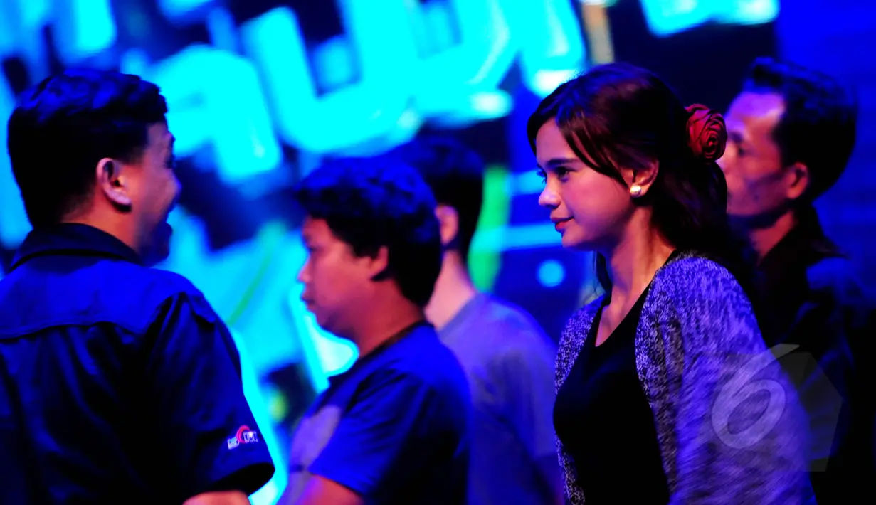 Audi terlihat sedang diberi arahan oleh staff SCTV di Studio EMTEK jelang acara  SCTV Music Awards 2015, Jakarta, Rabu (6/5/2015). Sejumlah musisi dan aktris tanah air dipastikan akan memeriahkan acara tersebut.  ( Liputan6.com/Faisal R Syam)