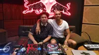 Hogi Wirjono "Future 10" (Kiri), dan Patrice Bäumel dalam konferensi pers Red Bull Music Academy 2018, di Queenshead, Kemang, Jakarta Selatan, Jumat (28/7/2017). (Surya Hadianyah/Liputan6.com)