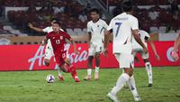 Bek Timnas Indonesia U-23, Alfharezzi Buffon melewati penjagaan dari striker Timnas Thailand U-23, Yotsakorn Burapha dalam laga semifinal Piala AFF U-23 2025 di Stadion Utama Gelora Bung Karno, Jakarta, Jumat (25/7/2025). (Bola.com/Abdul Aziz).