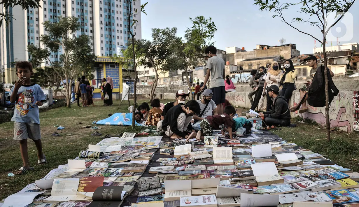 Suasana kegiatan Perpustakaan Keliling di kawasan Kampung Melayu, Jakarta, Minggu (16/8/2020). Perpustakaan Keliling menyajikan berbagai buku bacaan yang dapat dimiliki secara gratis oleh anak-anak. (merdeka.com/Iqbal S. Nugroho)