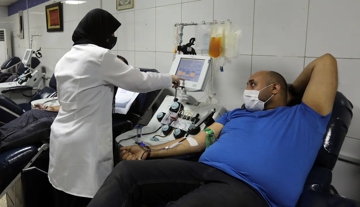 Pasien yang telah sembuh dari COVID-19 mendonorkan plasma di Pusat Transfusi Darah Nasional, Baghdad, Irak, Minggu (28/6/2020). Kementerian Kesehatan Irak pada 29 Juni 2020 mengatakan bahwa kasus COVID-19 di Irak sebanyak 47.151, sementara pasien sembuh mencapai 1.852. (Xinhua/Khalil Dawood)