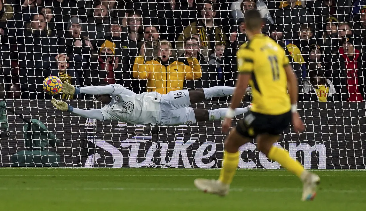 Penjaga gawang Chelsea Edouard Mendy melakukan penyelamatan saat bertanding melawan Watford pada pertandingan lanjutan Liga Inggris di  Vicarage Road, Watford, Inggris (2/12/2021). Hasil ini membuat Chelsea masih kokoh di puncak klasemen dengan 33 poin. (Mike Egerton/PA via AP)