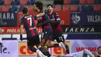 Joshua Zirkzee dari Bologna (kedua kiri) merayakan dengan rekan satu timnya setelah Vlad Chiriches dari Cremonese mencetak gol bunuh diri selama pertandingan lanjutan Liga Italia di Stadion Renato Dall'Ara di Bologna, Italia, Selasa (24/1/2023). Bologna bermain imbang atas Cremonese 1-1. (Massimo Paolone/LaPresse via AP)