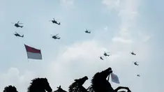 Jet tempur Rafale melakukan manuver saat atraksi udara dalam perayaan HUT ke-81 Kemerdekaan Republik Indonesia di kawasan Istana Merdeka, Jakarta, Senin (17/8/2026). Atraksi tersebut menampilkan berbagai alutsista udara, termasuk Rafale, F-16, Sukhoi, Hawk, dan Airbus A400M yang membentuk sejumlah formasi di langit Jakarta. (KLY/Budy Santoso)