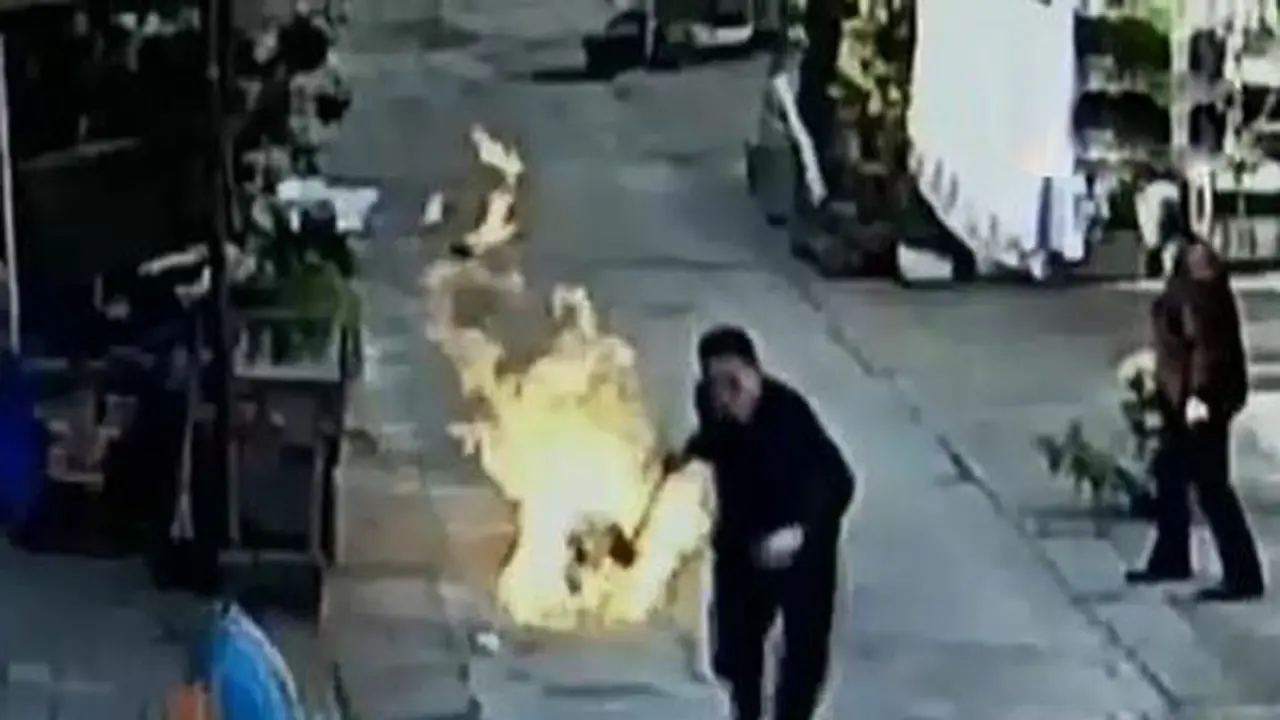 Pria Tua Nekat Buang Tabung Gas Terbakar ke Kolam