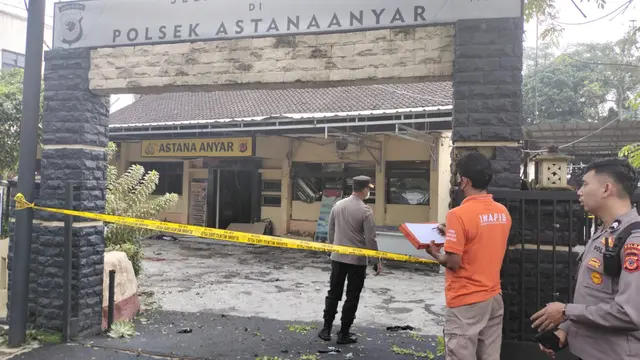 Polsek Astanaanyar Bandung dipasang garis polisi usai ledakan diduga bom bunuh diri