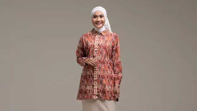 Model Atasan Batik Wanita Elegan Dipadu Dengan Rok Polos Tren 2025/Ilustrasi AI