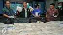 Deputi Pemberantasan BNN, Irjen Dedi Fauzi Elhakim menujukan barang bukti 161 kg sabu yang berhasil diamankan dari tangan tersangka TL, Jakarta, Jumat (4/112). (Liputan6.com/Yoppy Renato)
