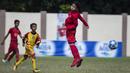 Pemain Asiop Apacinti menyundul bola saat melawan Salfas Soccer pada final Danone Nation Cup 2018 Regional DKI Jakarta di Stadion Sunter, Jakarta, Minggu (1/4/2018). Asiop menang 3-0 atas Salfas. (Bola.com/Vitalis Yogi Trisna)