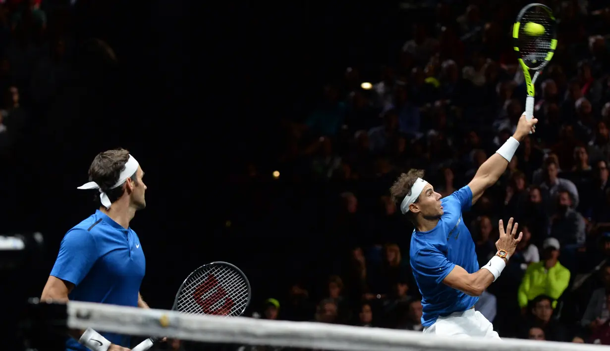 Pemain tim Eropa, Rafael Nadal (kanan) melakukan smash saat melawan tim Dunia, Sam Querrey dan Jack Sock pada turnamen tenis Laver Cup di Praha, Republik Ceska, (24/9/2017). Tim Eropa menang 15-9 atas tim Dunia. (AFP/Michal Cizek)