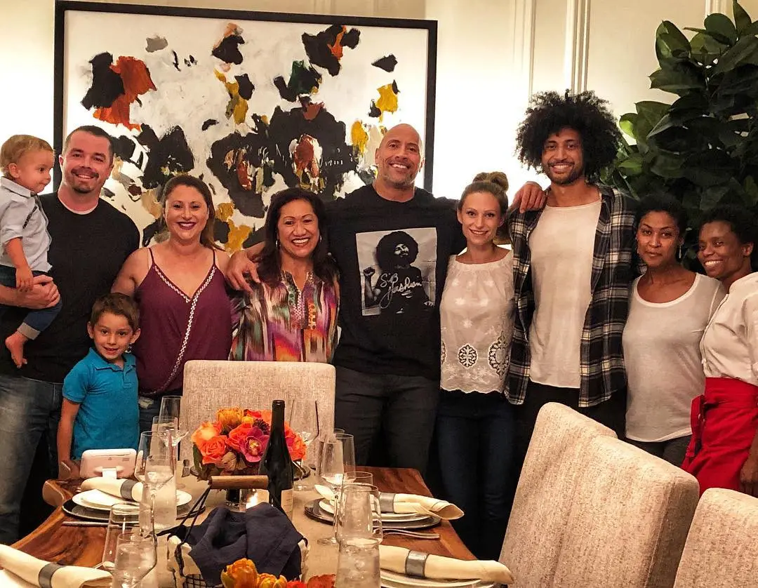 Aktor Dwayne Johnson alias The Rock bersama keluarganya. (Instagram - @therock)