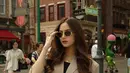 Pilihan baju longgar dikenakan Mahalini Raharja saat jalan-jalan. Ia kenakan tanktop hitam dengan oversized blazer dan celana pendek [@mahaliniraharja]