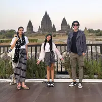 Kali ini, ketiganya tampak kompak dalam balutan lurik dan batik bernuansa monokrom.  [Foto: Instagram/ Marsha Timothy]