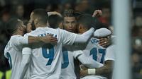 Bomber Real Madrid, Cristiano Ronaldo, merayakan gol yang dicetaknya ke gawang Real Sociedad bersama rekan setim dalam laga lanjutan La Liga di Santiago Bernabeu, Sabtu (10/2/2018) atau Minggu (11/2/2018) dini hari WIB. (AP Photo/Francisco Seco)