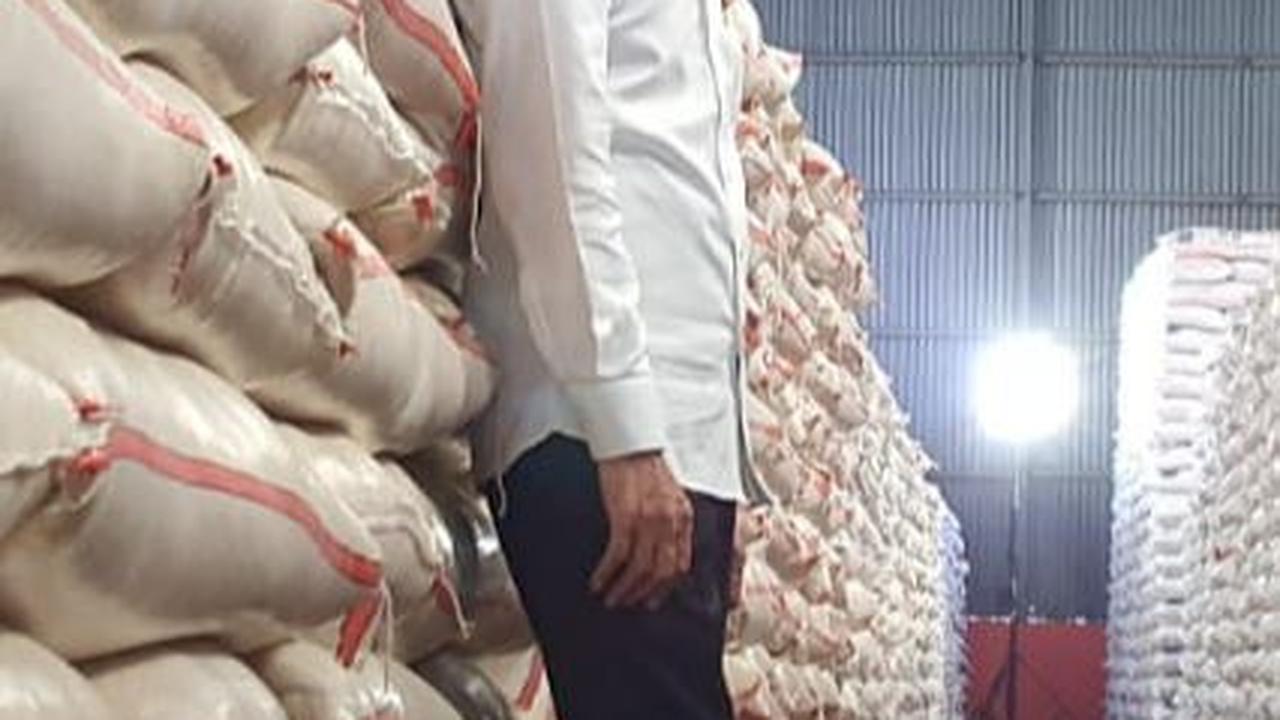 Jokowi Pastikan Stok Beras Aman: Jangan Khawatir, Kita Punya 2 Juta Ton