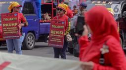 Massa buruh yang tergabung dalam Gerakan Buruh Bersama Rakyat (GEBRAK) menggelar demo di kawasan di Patung Kuda, Jakarta Pusat, Kamis (20/10/2022). Massa aksi juga tampak membawa sejumlah atribut, mulai spanduk hingga poster. (Liputan6.com/Faizal Fanani)