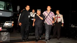 Panitera PTUN Medan Yusril Sofian (tengah) digiring masuk ke dalam Gedung KPK, Jakarta, Jumat (10/7). Dalam operasi tangkap tangan di Medan, KPK menangkap 5 orang terkait kasus dugaan suap kasus yang ditangani PTUN Medan. (Liputan6.com/Helmi Afandi)