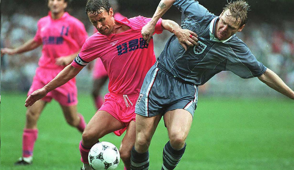 Stuart Pearce diserahi kepercayaan menjabat kapten utama Timnas Inggris pada 1992 hingga 1993 menggantikan Gary Lineker. Pada periode tersebut ia bergantian dengan Paul Ince dan David Platt menyandang ban kapten Three Lions saat ia tak bermain. (AFP/Peter Parks)
