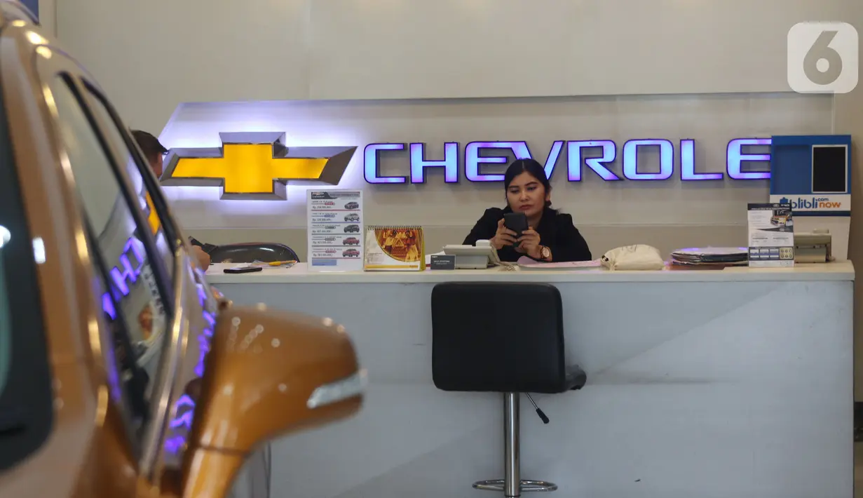 Pegawai menunggu pembeli di show room penjualan mobil Chevrolet, Jakarta, Rabu (30/10/2019). General Motors (GM) akan menghentikan penjualan Chevrolet di pasar domestik Indonesia pada akhir Maret 2020. (Liputan6.com/Angga Yuniar)