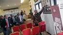 Ketua KPU Republik Indonesia Arief Budiman menunjukkan foto para komisioner KPU kepada Presiden Komisaris KPU Timor Leste Alcino De Aralijo Baris (ketiga kanan) bersama jajarannya di gedung KPU, Jakarta, Rabu (22/11). (Liputan6.com/Faizal Fanani)