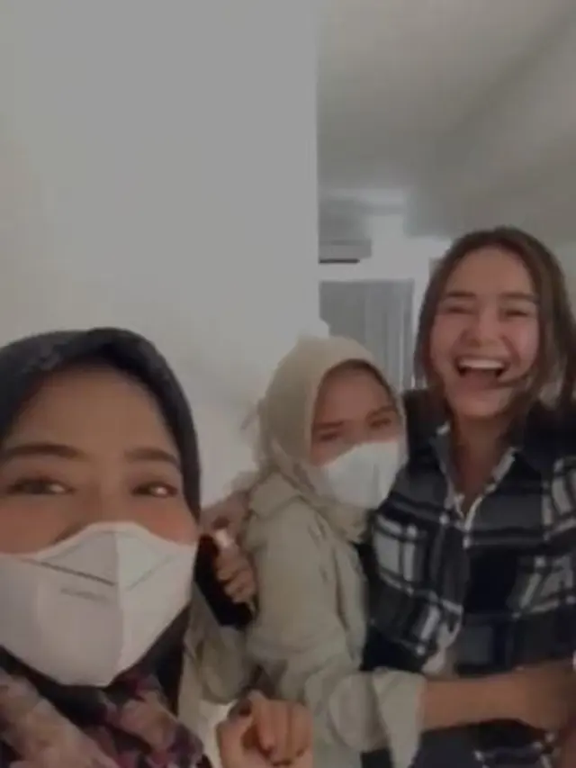 6 Momen Amanda Manopo Reuni Bareng Sahabat SMP, Seru Naik MRT