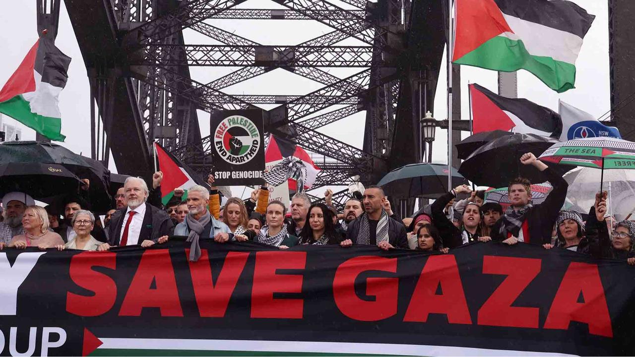 FOTO: Ribuan Warga Tumpah Ruah di Jembatan Sydney, Seruan Global untuk Gaza Menggema di Tengah Hujan