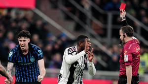 Pierre Kalulu menerima kartu merah di laga Inter Milan vs Juventus di pekan ke-25 Liga Italia 2025/2026 di Giuseppe Meazza, Minggu (15/02/2026) dini hari WIB. (Marco Alpozzi/LaPresse via AP)