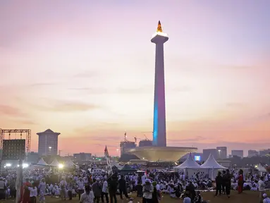 Suasana acara Munajat dan Maulid Akbar 2019 #ReuniMujahid212 di kawasan Monas, Jakarta, Senin (2/12/2019). Aksi dimulai dengan salat tahajud bersama pada pukul 03.00 WIB dan ditutup dengan doa yang berakhir pada pukul 08.00 WIB. (Liputan6.com/Herman Zakharia)