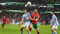 Pemain Spanyol,&nbsp;Marcos Llorente (kiri) berebut bola dengan pemain Maroko, Achraf Hakimi saat laga 16 besar Piala Dunia 2022 yang berlangsung di Education City Stadium, Selasa (06/12/2022). (AP/Julio Cortez)