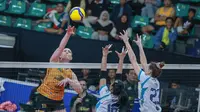 Pemain asing andalan Jakarta Popsivo Polwan, Madison Kingdon Rishel (Madi), saat mencoba melakukan smash pada laga melawan Jakarta Electric PLN pada babak Final Four Proliga 2025 di GOR Sritex Arena, Solo, Kamis (1/5/2025). (Bola.com/Radifa Arsa)